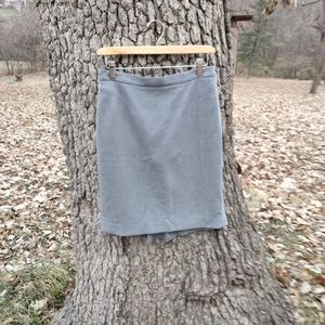 ⬇️Price Drop⬇️LOFT skirt in size 4.